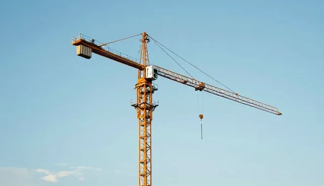 塔式起重机在建筑工地安全管理中的常见隐患与应对策略